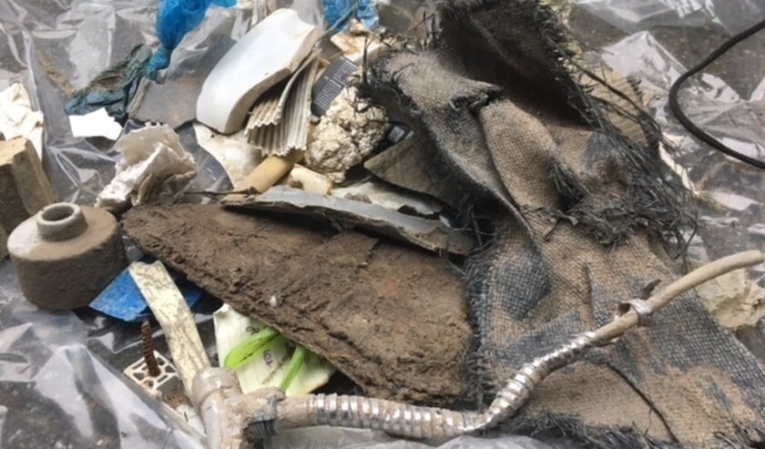 <p>Afval verzamelactie Nieuwe Driemanspolder op zaterdag 20 maart. Al voor 20 maart werd dit reeds gevonden. Hoofdfoto: Joke Verplanke. Overige foto's: Ronald Koster.</p>