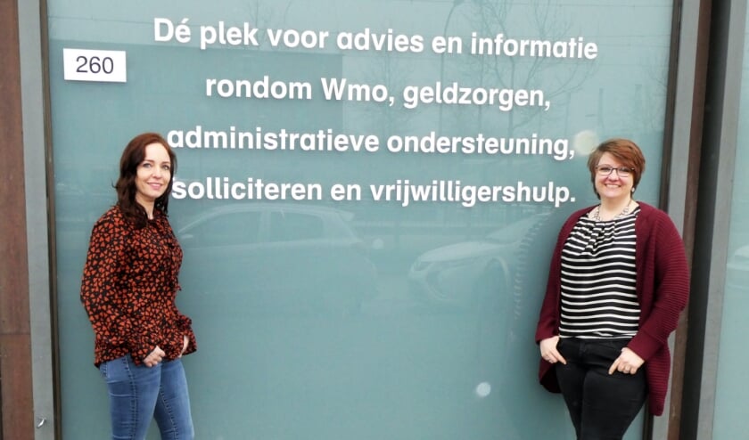 <p>Ouderenconsulenten Bianca Schneider (l.) voor Ypenburg en Miriam Wilschewski voor Leidschenveen. Foto: Dick Muijs</p>