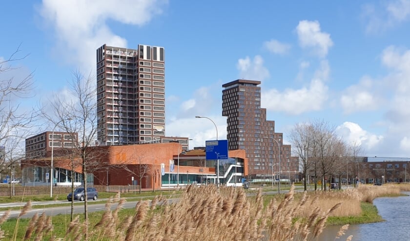 <p>De Hofbadtoren (links) wordt samen met de welbekende Couperus-toren de gezichtsbepalende entree voor Ypenburg. Foto: Karst Overwijk</p>