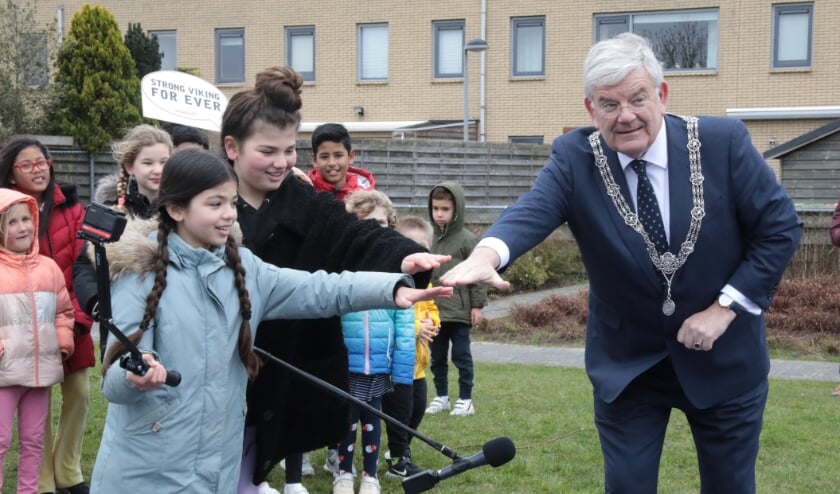 <p>De officiële opening van de speeltuin werd verricht door burgemeester Jan van Zanen met de twee interviewers/vloggers IIayda en Ceyda en op video vastgelegd. Foto: Jan van Es</p>