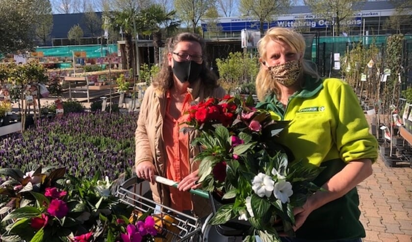 <p>Onder het motto 'We doen wat wél kan', brachten de vrijwilligers 1-op-1 de plantjes bij de gasten. Foto: pr</p>