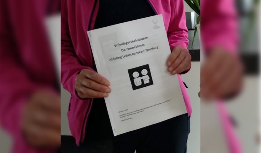 <p>De Zonnebloem Leidschenveen-Ypenburg heeft de zaken rond vrijwilligerswerk goed op orde. Na het behalen van het keurmerk is de papieren versie van het beleidsplan persoonlijk -1 op 1- aan de vrijwilligers uitgereikt. Foto: pr</p>