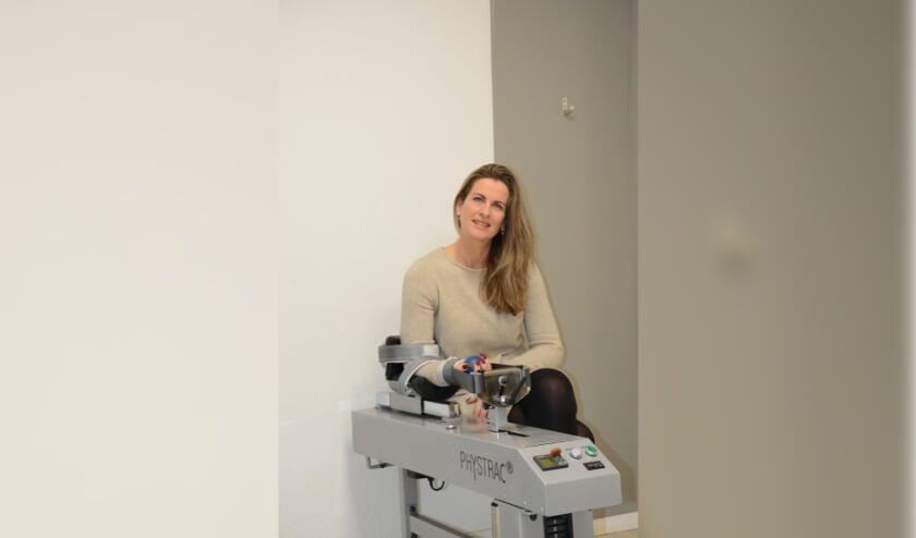 <p>Ingeborg Beuzel bij het Phystrac-apparaat, waarmee al ruim tien jaar uitstekende resultaten worden geboekt. Foto: pr</p>