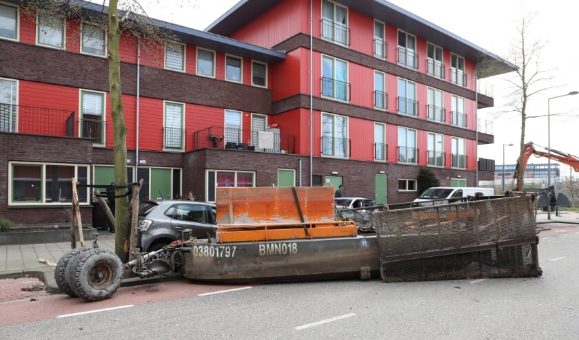 <p>Een aantal auto's is flink beschadigd door de losgeschoten bak/container. Foto: Regio15.nl / Sebastiaan Barel</p>