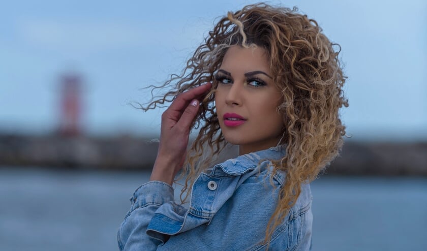 <p>Sharona uit Den Haag gaat voor de titel Mrs Netherlands Universe 2021. Foto: Lybil Ber</p>