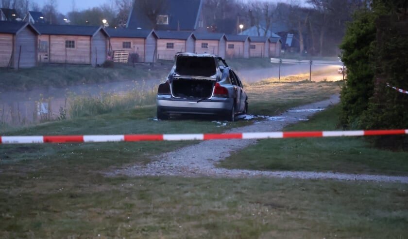 <p>De vluchtauto die is gebruikt bij de beschieting van het afhaal/bezorg-restaurant op Ypenburg was verderop bij de Rijswijkse Waterweg/Brasserskade in brand gestoken. Foto: Regio15.nl</p>