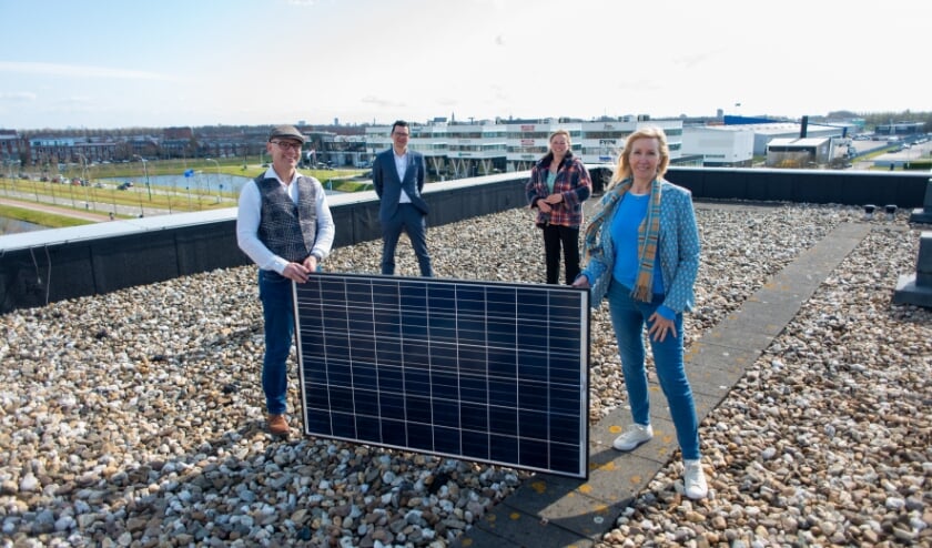<p>Richard van Vliet (Duurzame Warmte Ypenburg), Flint van de Gronde (Lyceum Ypenburg), Charlotte van Slagmaat (Coöperatie Haags Opgewekt) en wethouder Liesbeth van Tongeren (v.l.n.r.). Foto: Sander Foederer</p>