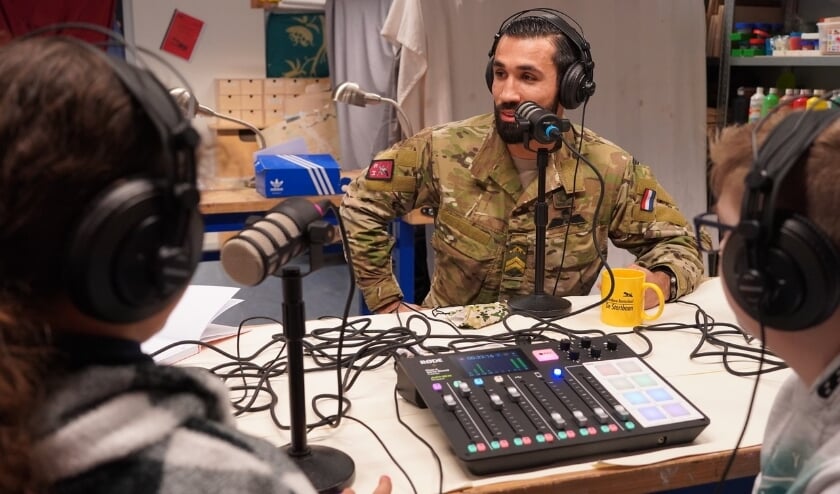 <p>In gesprek met grenadier Mert tijdens de opname van een podcast. Foto's: Astrid Abbing</p>