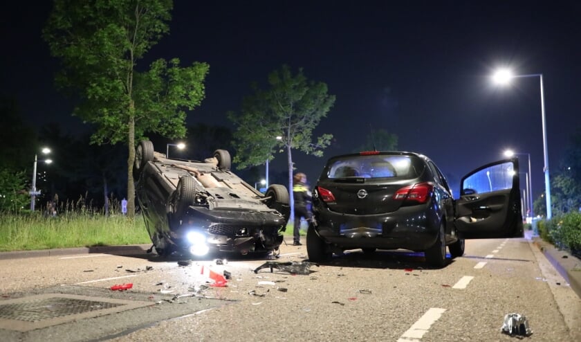 <p>Wonder boven wonder raakte er niemand gewond. Wel raakten beide auto's fors beschadigd. Foto: Regio15.nl</p>