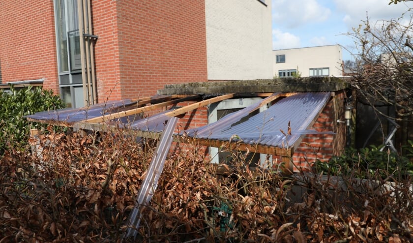 <p>Als gevolg van een incident met een gasfles in een schuurtje in Leidschenveen is de overkapping flink beschadigd en is de bewoner gewond geraakt. Foto: Regio15.nl<br><br></p>