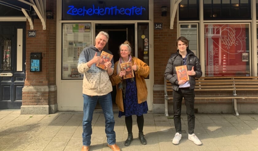 <p>Met de eerste exemplaren van het jubileumboek ‘Muziektheater Briza 25 jaar!’, voor het Zeeheldentheater aan de Trompstraat 342. Foto: pr</p>