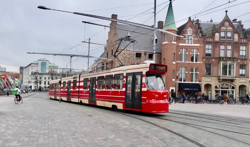 <p>De aanbesteding omvat de aanschaf van 50 trams met een optie voor extra trams. GTL-tramlijn nummer 3147 (uit de tweede serie en dus 30 jaar oud) op de heringerichte Plaats in het centrum van Den Haag. Foto: Jan van Es</p>