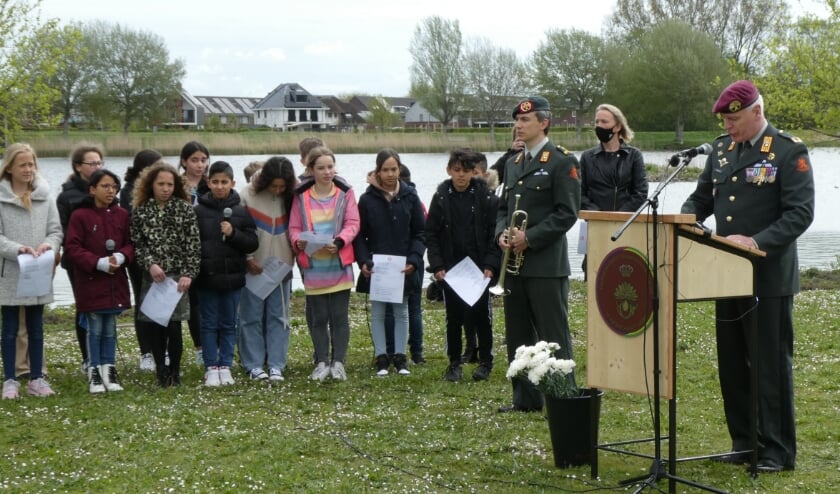 <p pstyle="Platte tekst">Op Ypenburg werden op 10 mei de gesneuvelde Nederlandse militairen herdacht. Hier de herdenking aan het Böttgerwater. Tekst en foto's: Dick Muijs</p>