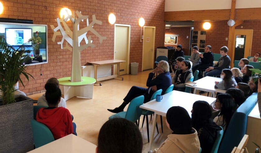 <p>Samen met de leerlingen van groep 8 van OBS Ypenburg bekijkt commissaris van de Koning Jaap Smit (m.) het winnende filmpje. Foto: Astrid Abbing</p>