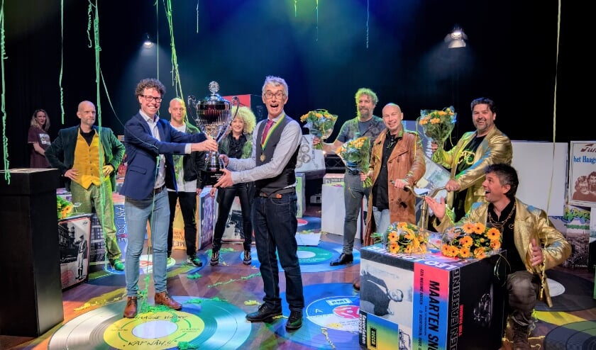 <p>Wethouder Martijn Balster maakte in de finale in een regen van confetti de naam van de winnaar bekend en overhandigde de beker aan Robbie de Huismuzikant. Foto: Richard Mulder</p>