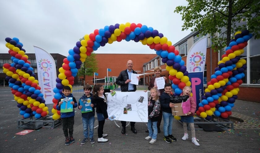 <p>Reinoud de Vries, directeur-bestuurder Octant en Tineke Onink, bestuurder Stichting Rijswijkse Kinderopvang beklinken de samenwerking die tot kindcentrum Fontein heeft geleid. Foto's: pr</p>