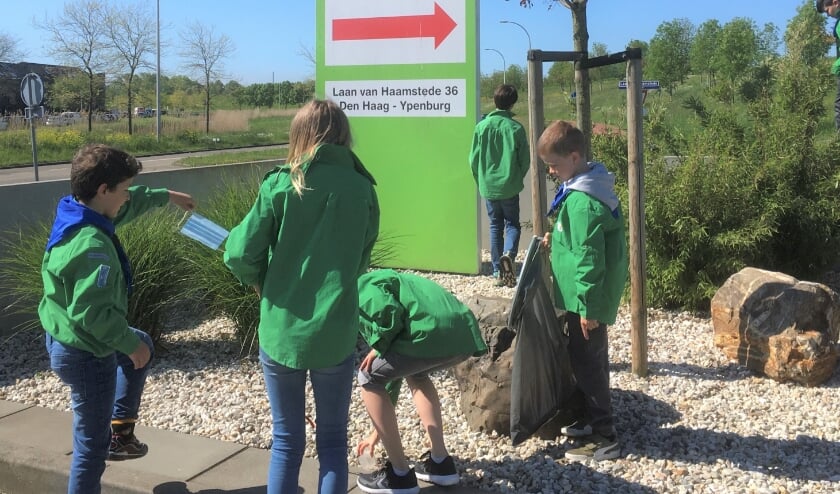 <p>De Marala-welpen uit Ypenburg steken hun handen uit de mouwen tijdens hun klus voor NLdoet. Foto: VWP</p>