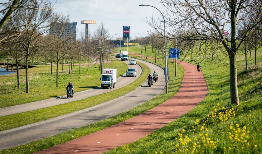 <p>Nieuw asfalt voor de Singel op Ypenburg tussen de Brasserskade en Laan van Haamstede. Foto: Gemeente Den Haag / Valerie Kuypers</p>