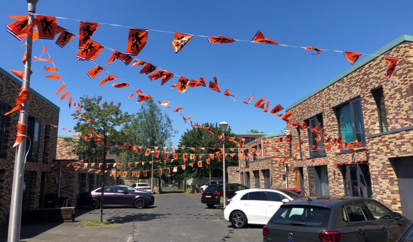 <p>Ook in stadsdeel Leidschenveen-Ypenburg begint de Oranjekoorts te stijgen, zoals hier aan de Leutscherstraat te Ypenburg. Foto's: Peter Zoetmulder</p>