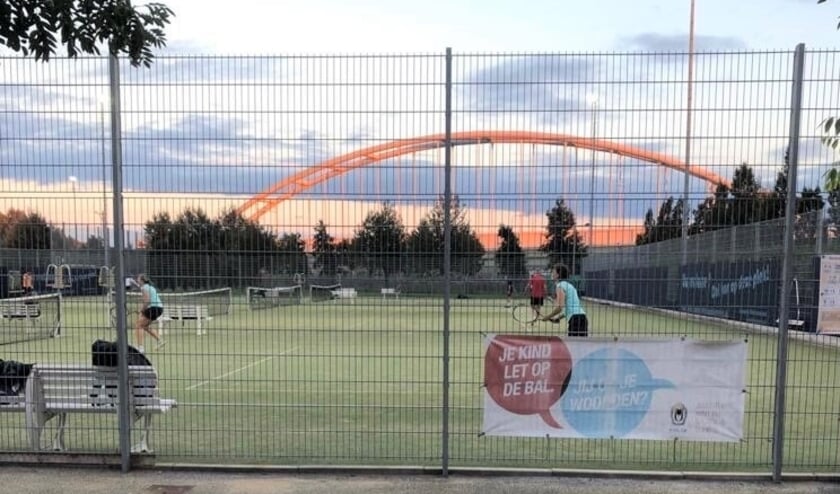 <p>Een lidmaatschap vanaf medio juni tot medio september 2021 om vrij te tennissen wanneer het jou uitkomt. Foto: pr</p>
