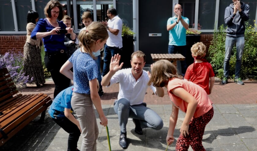 <p>Een aantal kinderen en wethouder Bredemeijer plaatsen de Gulden Klinker op de Harry Diesfeldtlaan in Leidschenveen. Foto: Jan van Es</p>
