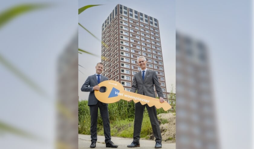 <p>Oplevering Hofbadtoren op Ypenburg: Gijsbert van Herk (Staedion) en Henk Driesen (Loostad). Foto: pr</p>