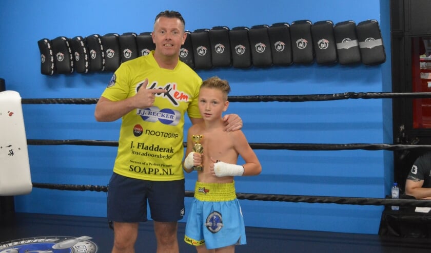 <p>Dave met Jacky in de ring met zijn 1e prijs na afloop van zijn gevecht. Tekst en foto: Ed Nulle</p>