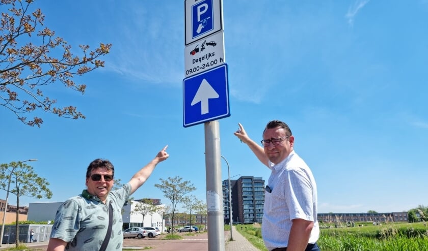 <p>Wijkvertegenwoordiger Bob van Eikeren en Hart voor Den Haag-voorman Richard de Mos. Foto: pr</p>