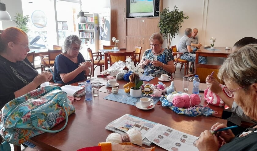 <p>Iedere maandagochtend inloop bij het handwerkgroepje in Leidschenveen. Foto: pr</p>