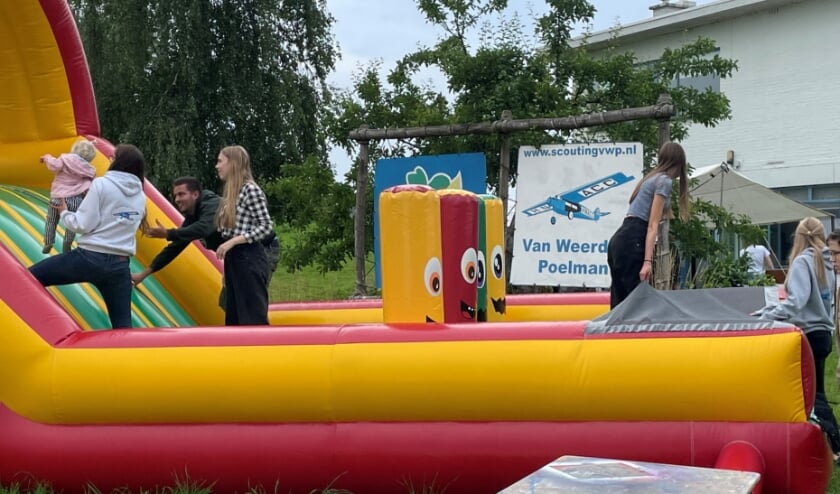 <p>Met de jeugdleden is een barbecue gehouden met tevens een springkussen in de buurt. Foto: Scouting VWP<br><br><br></p>