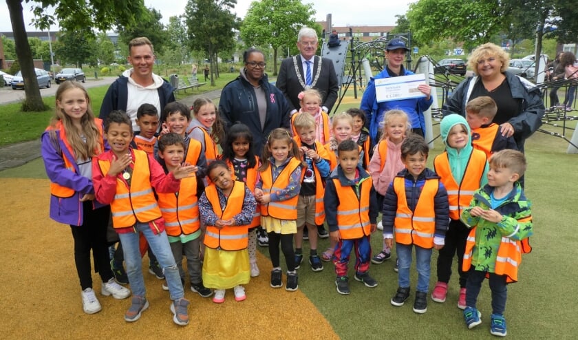<p>Na de gezamenlijke inspanning bij het instraten van de Gulden Klinker op Ypenburg gaan de kinderen natuurlijk graag met de burgemeester op de foto. Foto: Dick Muijs</p>