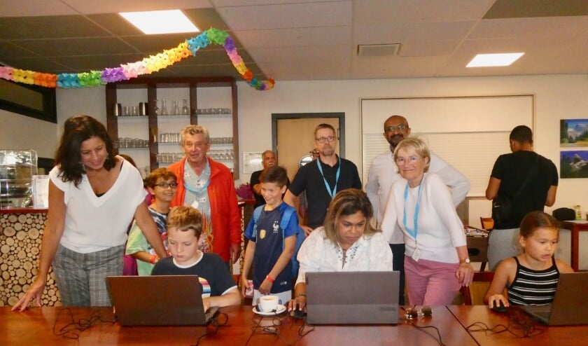 <p>Wethouder Parbhudayal speelt een game met naast haar Ellen Tolhuizen van BOL en geheel links stadsdirecteur Petra Sevinga. (Foto: Jan van Es) </p>