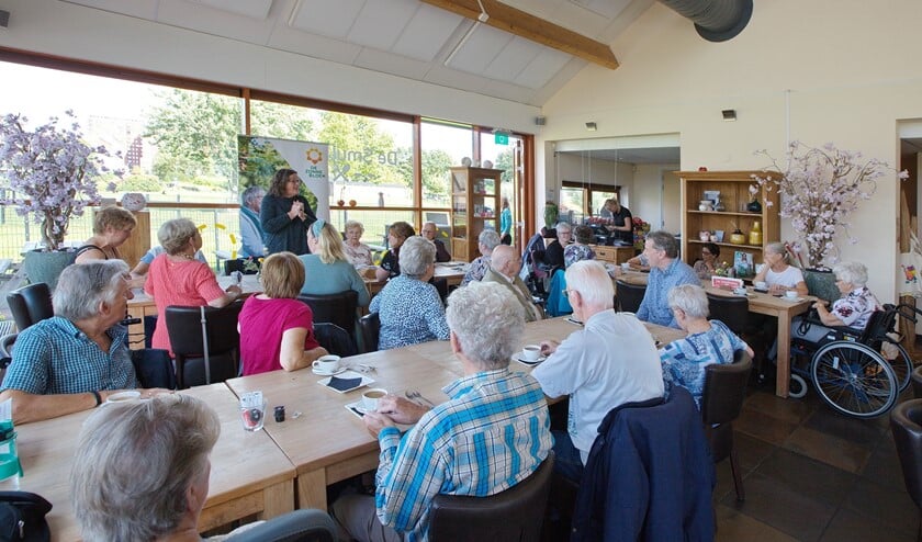 <p>Veel van de gasten en nog meer van de vrijwilligers waren bij elkaar gekomen om de hartige en zoete hapjes te proeven. (Foto: PR) </p>