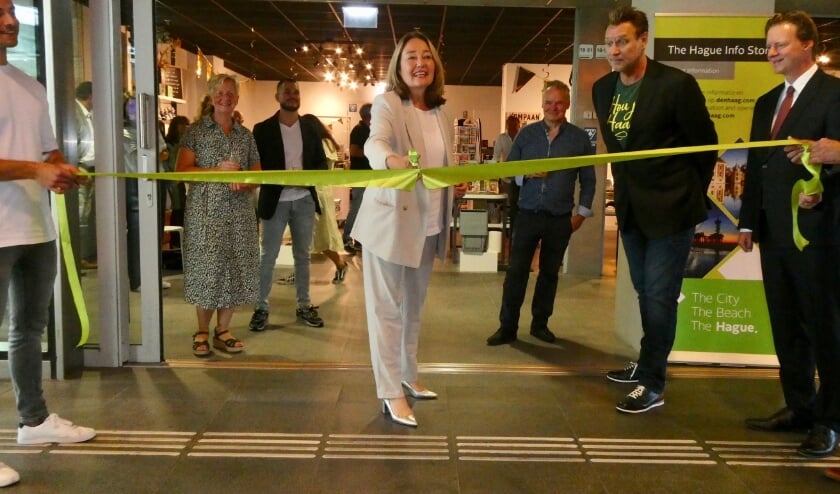 <p>Wethouder Saskia Bruines verrichte de opening op klassieke wijze. (Foto: Jan van Es) </p>