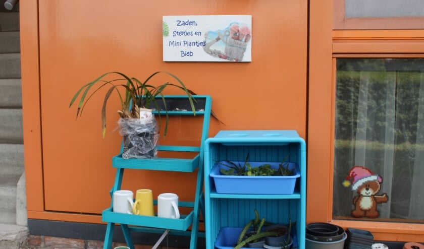 <p>Voorbeeld van een plantenbieb aan het Nimfkruid in Ypenburg. (Foto: EvE) </p>
