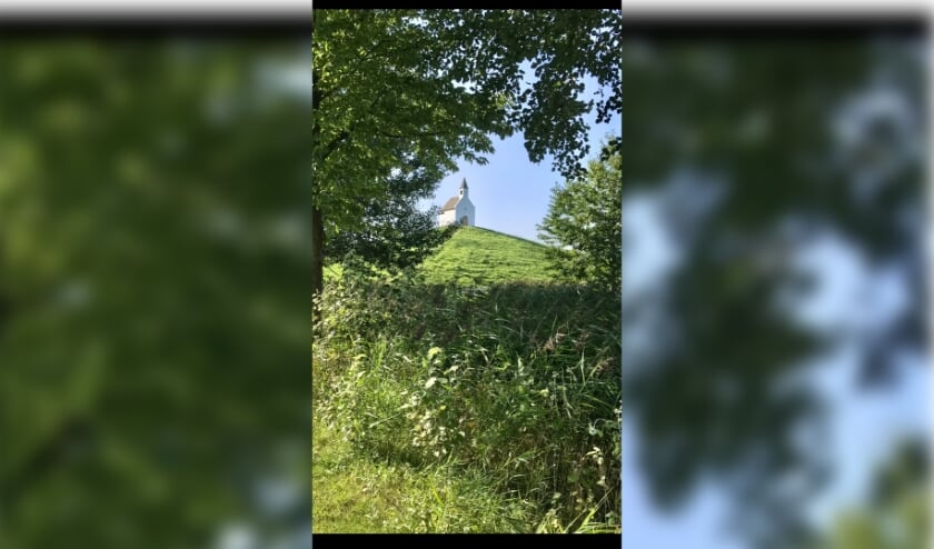 <p>Een mooie zomerse dag bij het Kerkje op de Terp van Leidschenveen. (Foto: Joke Wissink</p>