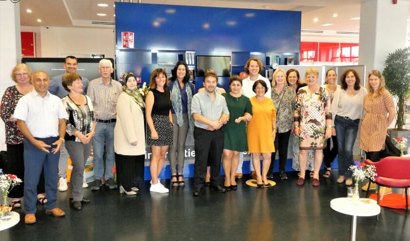 <p>Emine Aydin Hastan (midden, blauwe bloes) is trots op de bibliotheek, de medewerkers en de samenwerkingen. (Foto: Dick Muijs) </p>