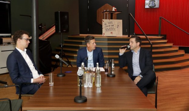 Marcel Reulen (rechts) in gesprek met wethouder Martijn van der Putten (links) en Rob van Lieshout. Foto: Rikus ten Brücke.