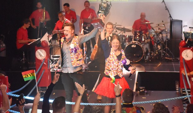 Pruuf Mar, bestaande uit Tamara en Stef Koonings, wil deelnemen aan het LVK met de carnavalshit Òp weg nor maerge. Foto: Hoedemaekers.