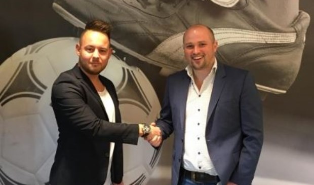 Fenne Smits (links) en Bjorn Poels (technische zaken) beklinken de samenwerking met een handdruk. Foto: SV United.