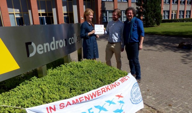 De overhandiging van de cheque.
