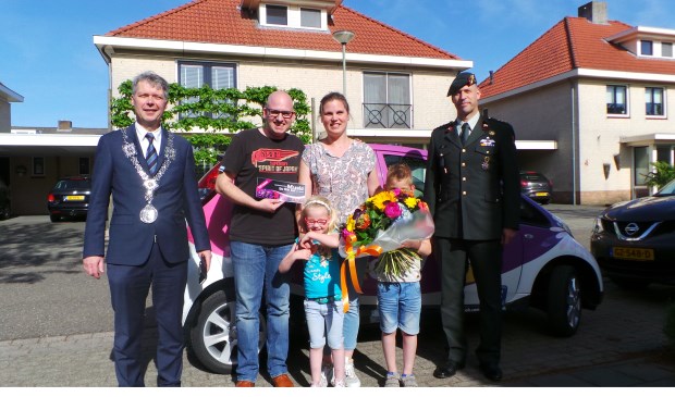 Burgemeester Hans Gilissen, het gezin Weijers en kolonel Peter Gielen.