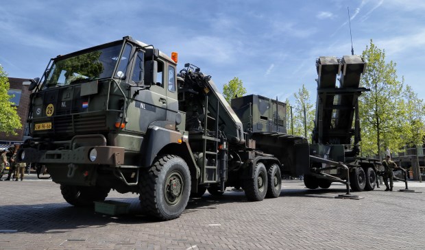 Woensdag waren oude en nieuwe luchtverdedigingssystemen in Venray te bewonderen. Foto: Rikus ten Brücke.