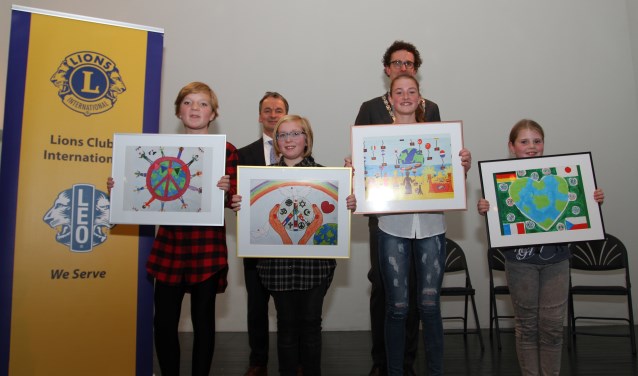 De winnaars van vorig jaar op de foto met wethouder Martijn van der Putten.