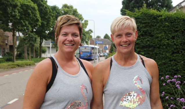 Monika van Bracht (links) en Petra de la Roy lopen samen de vierdaagse in Nijmegen. Foto: Henk Lammen.