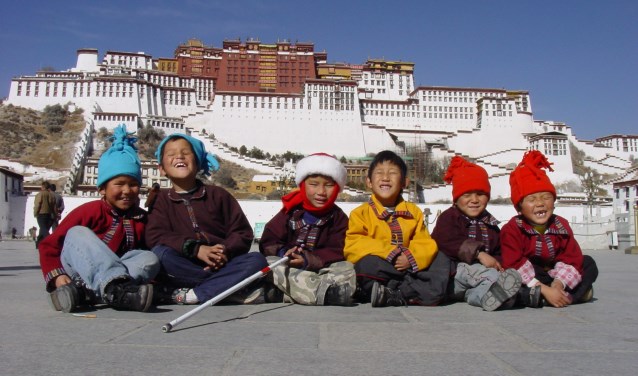 Enkele blinde leerlingen van Braille Without Borders voor het Potalapaleis in Lhasa.
