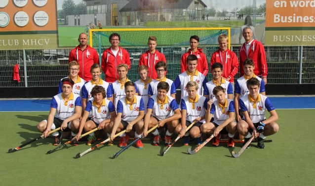 Het hockeyteam Top Limburg B neemt in Amstelveen deel aan het EK Youth. Foto: Simone Swinkels.