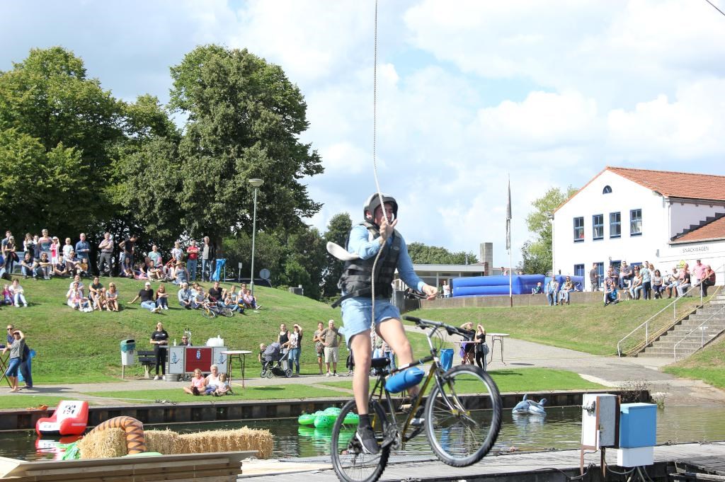 Fiets 'm erin in Wanssum trok zaterdag veel bekijks. Foto: Simone Swinkels.