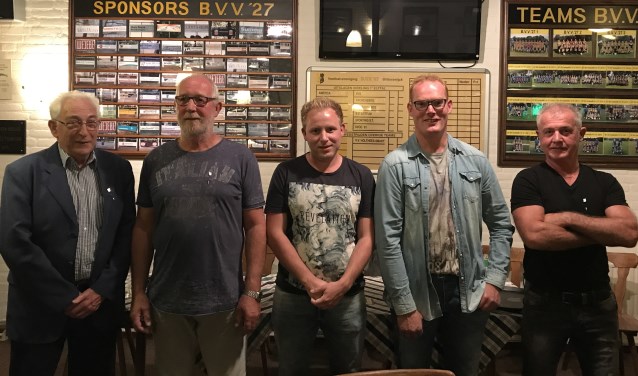 Vijf van de zeven jubilarissen van BVV'27 op de foto.