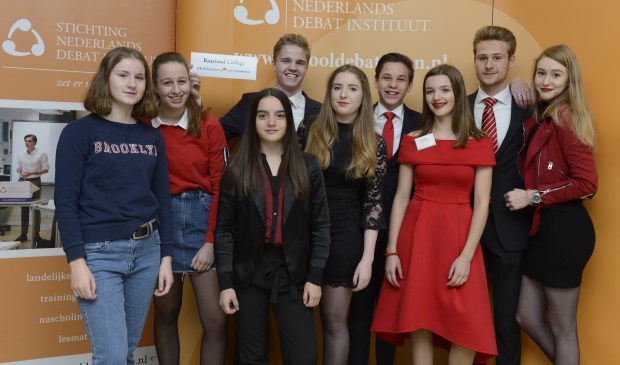 De leerlingen van het Raayland College die in de finale staan van het NK Debatteren voor scholieren.